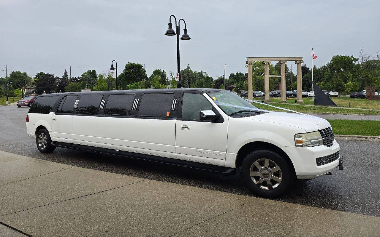 Lincoln Navigator SUV limousine2